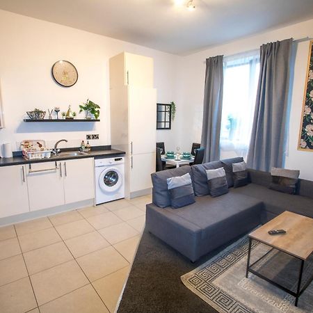 Ideal For Groups - Modern 2 Bedroom Apartment - Free Parking, Transit Links, Close To Stadiums Manchester Exteriör bild